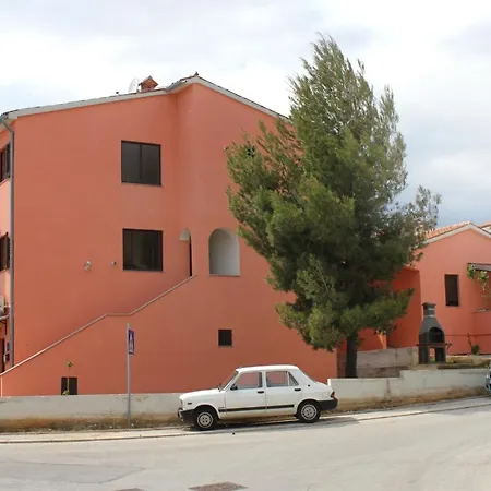 With A Parking Space - 7664 * פולה