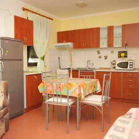 Apartamento With A Parking Space - 7664 Pula
