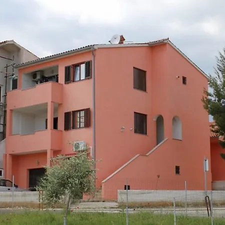 With A Parking Space - 7664 פולה